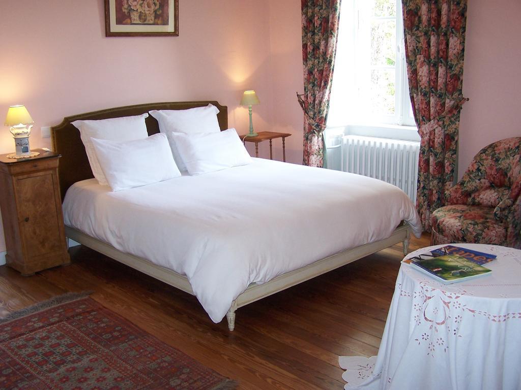 Manoir De La Thebline Bed & Breakfast Les Brouzils Room photo